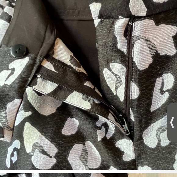 Rachel Zoe Women's Black and Silver Pants
Animal Print Size 2 - Picture 6 of 8